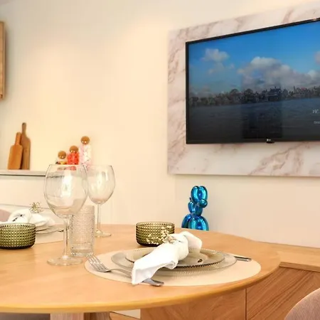 Apartmán Monaco # Menton - Pool - Center - Private Parking - Clim - Fast Wifi - Solarium - Full Renovated - Beach & Sun -