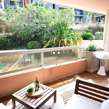 Apartmán Monaco # Menton - Pool - Center - Private Parking - Clim - Fast Wifi - Solarium - Full Renovated - Beach & Sun -
